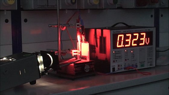 Mit Himbeersaft sensibilisierte photogalvanische Eintopfzelle